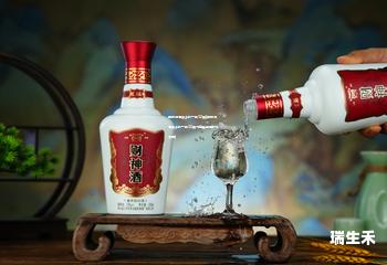 五粮液酒多少钱一瓶52度(五粮液酒多少钱一瓶52度外包装盒是什么才质)