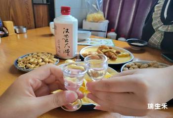 五粮液酒瓶怎么开,五粮液酒瓶开盖步骤详解