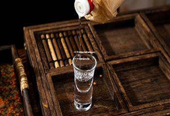 2004年的茅台迎宾酒值多少钱(2004年迎宾茅台价格)