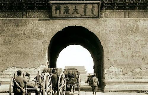 大清灭亡后，百姓想将大清门换成中华门，摘下匾额后发现了3个字