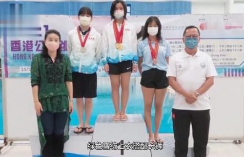 郭晶晶带女儿看跳水比赛！霍中妍长发披肩，眉眼弯弯酷似母亲